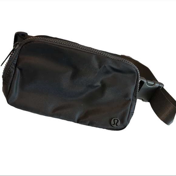 lululemon athletica Handbags - NEW Older Style Lululemon Everywhere Belt Bag